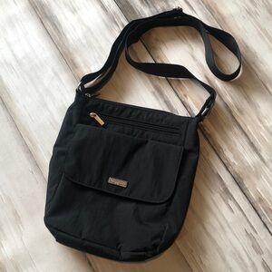baggallini Lightweight nylon crossbody travel bag / Silvertone Hardware NWOT